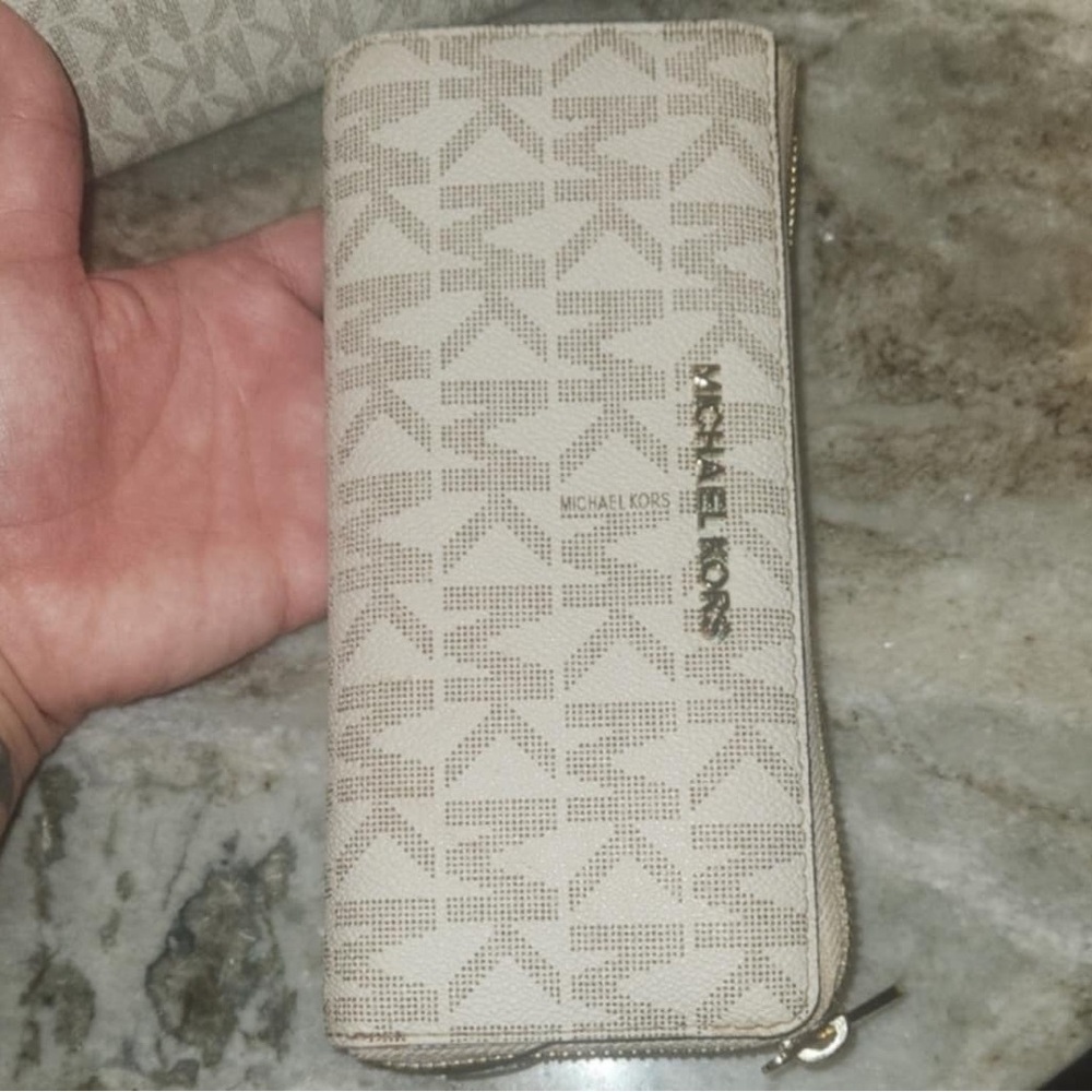 Micheal Kors signature bag and wallet - Picture 4 of 6